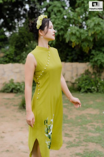 Đầm đũi thêu hoa loa kèn