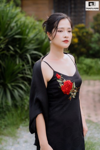 SET ĐẦM MAXI LỤA ĐEN THÊU HOA HỒNG