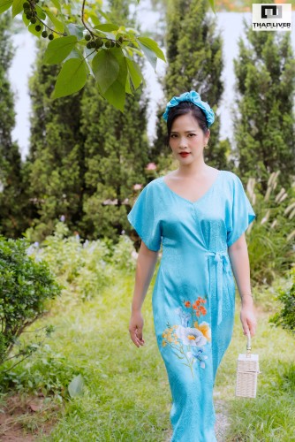 Đầm lụa xanh da trời thêu hoa lan