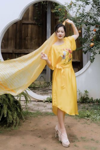 Đầm lụa tơ tằm thêu tay