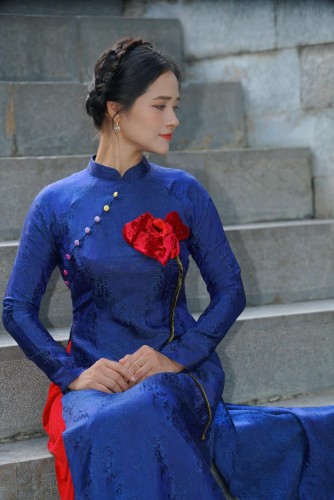 Áo dài truyền thống chất liệu lụa tơ tằm