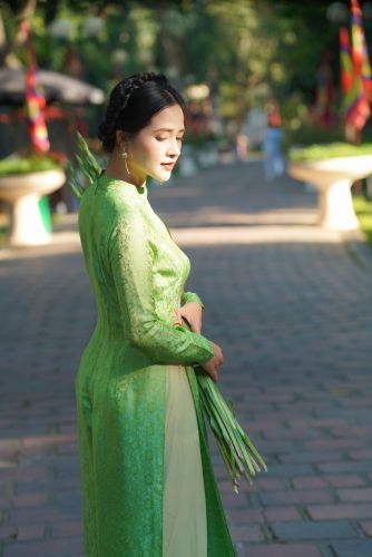 Áo dài lụa tơ tằm thêu tay thủ công