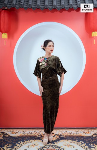 Đầm nhung nhám thêu hoa 