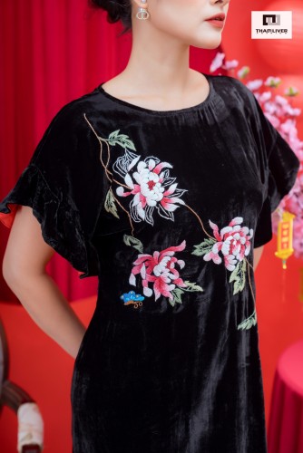 Đầm nhung the thêu hoa cúc