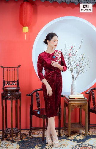 Đầm nhung nhám thêu hoa 