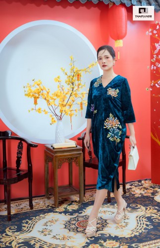 Đầm nhung nhám thêu hoa cúc